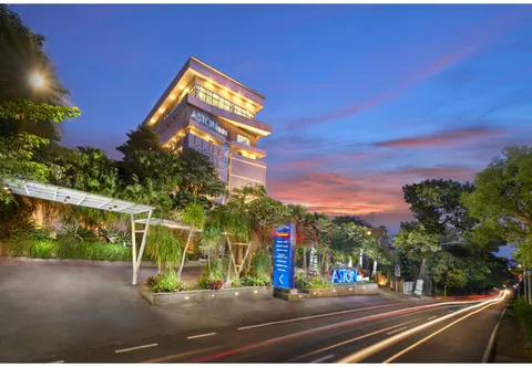 Aston Inn Batu tampak depan hotel modern dengan pencahayaan malam